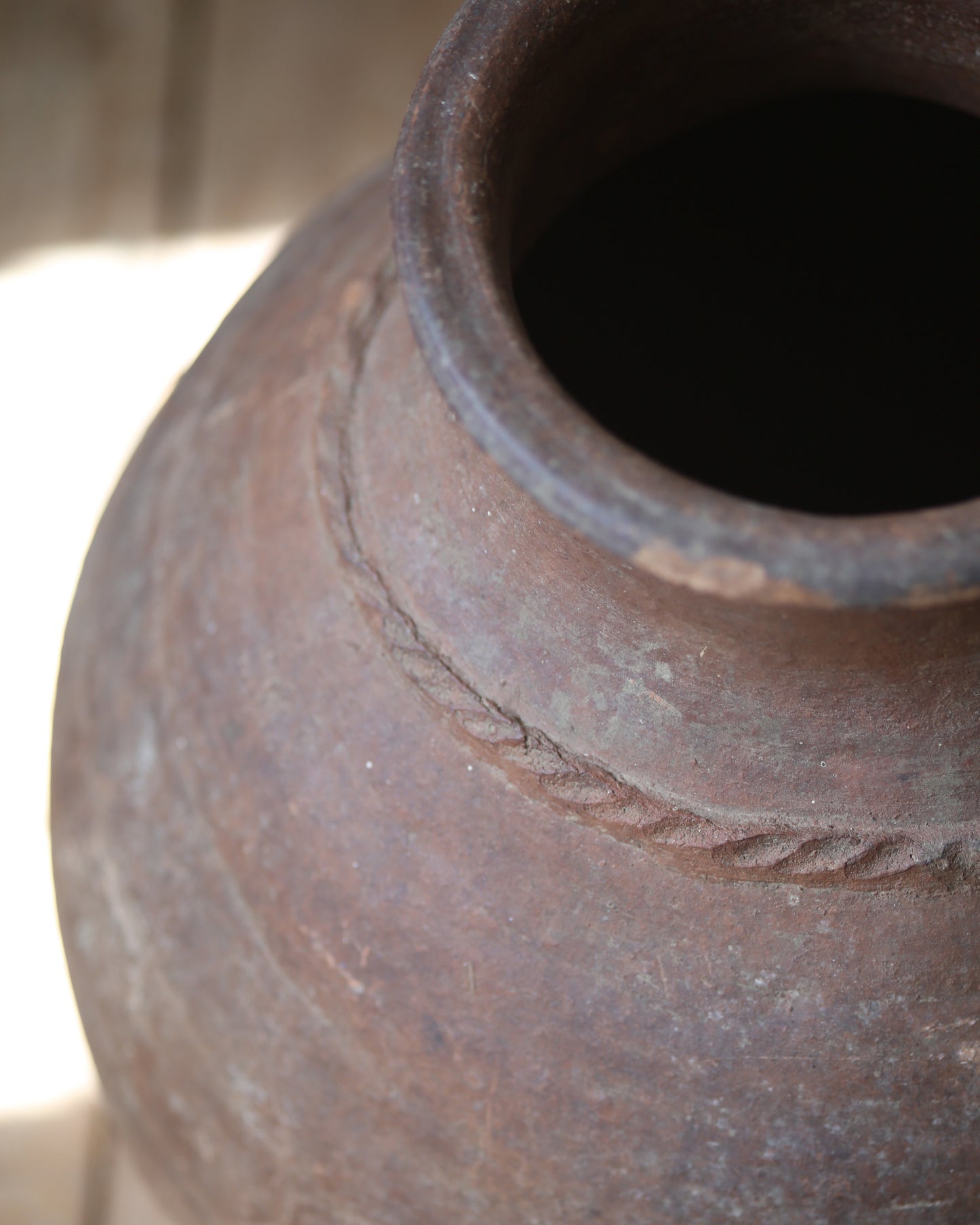 Simple robe style rib around olive pot neck