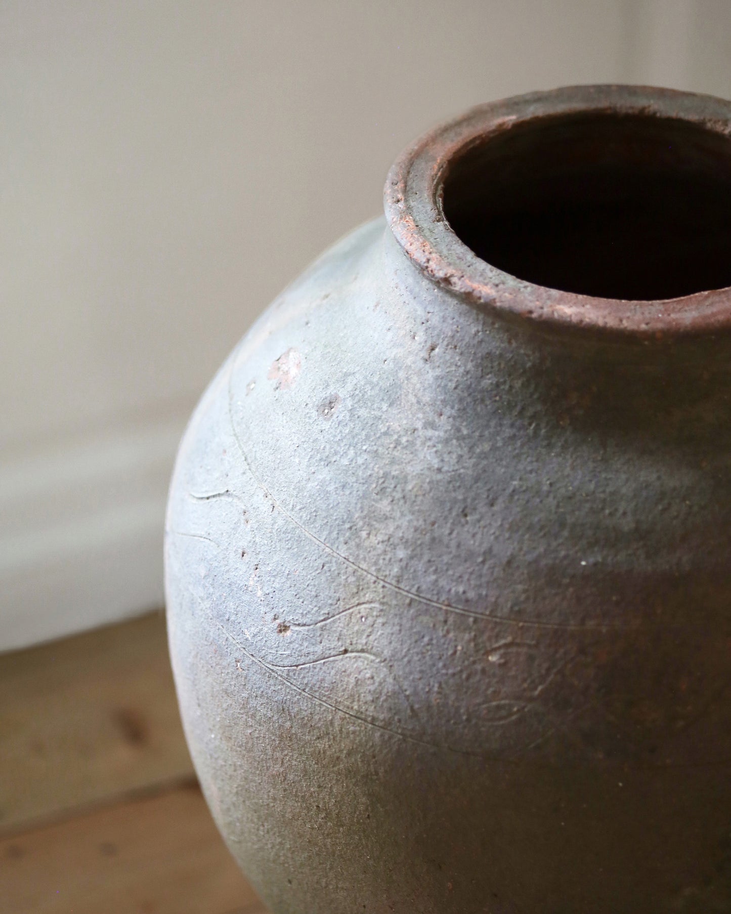 Detailed finish of dark olive pot