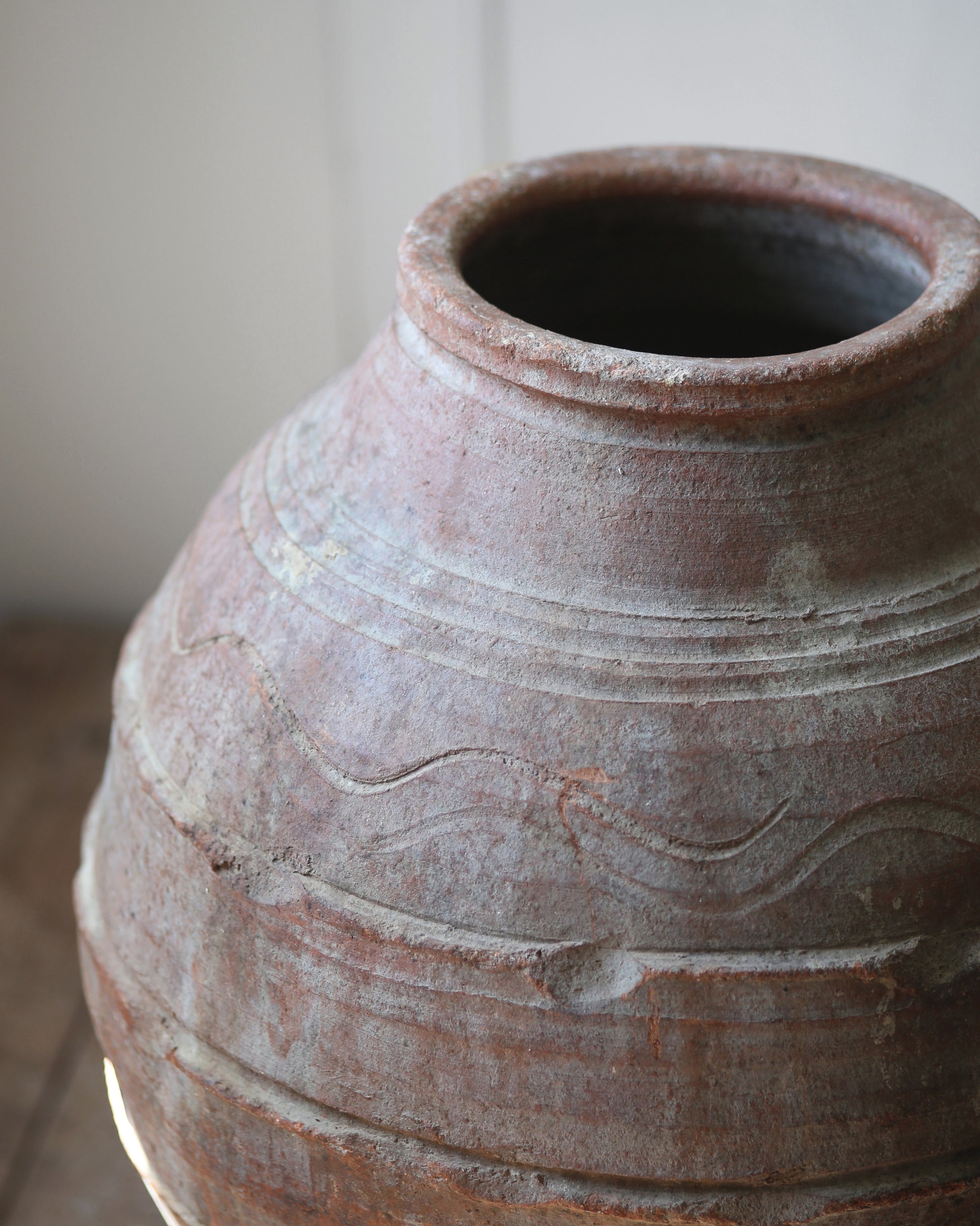 Close up of olive pot ribs + carving details