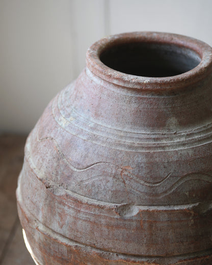 Close up of olive pot ribs + carving details