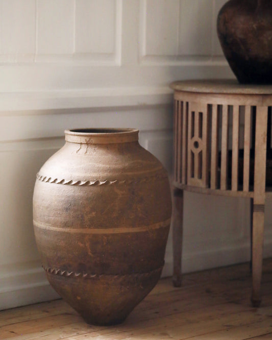 Dark ribbed mediterranean olive pot