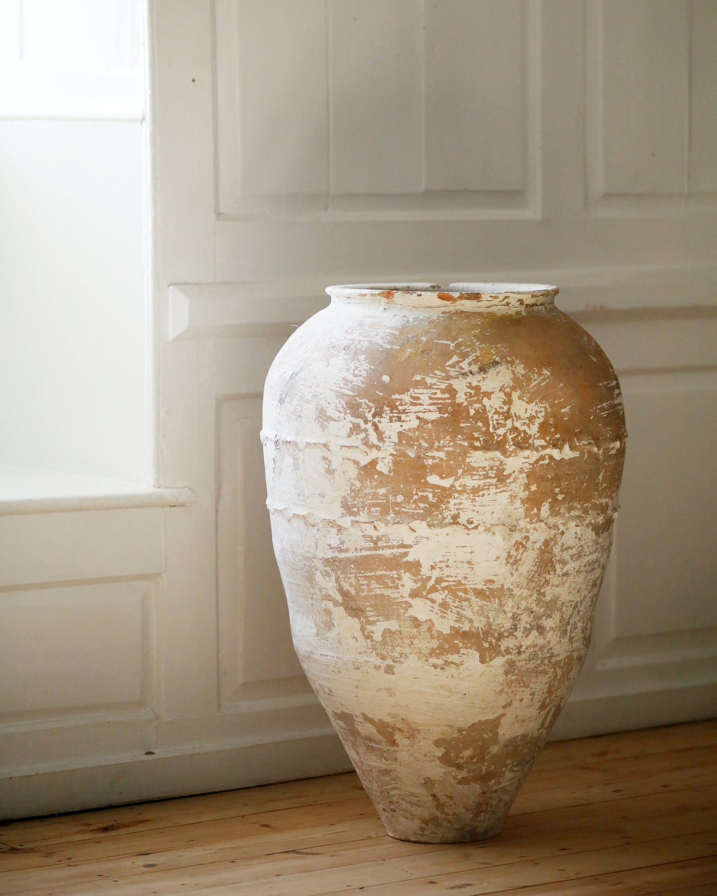 Flakey white and terracotta floor standing pot