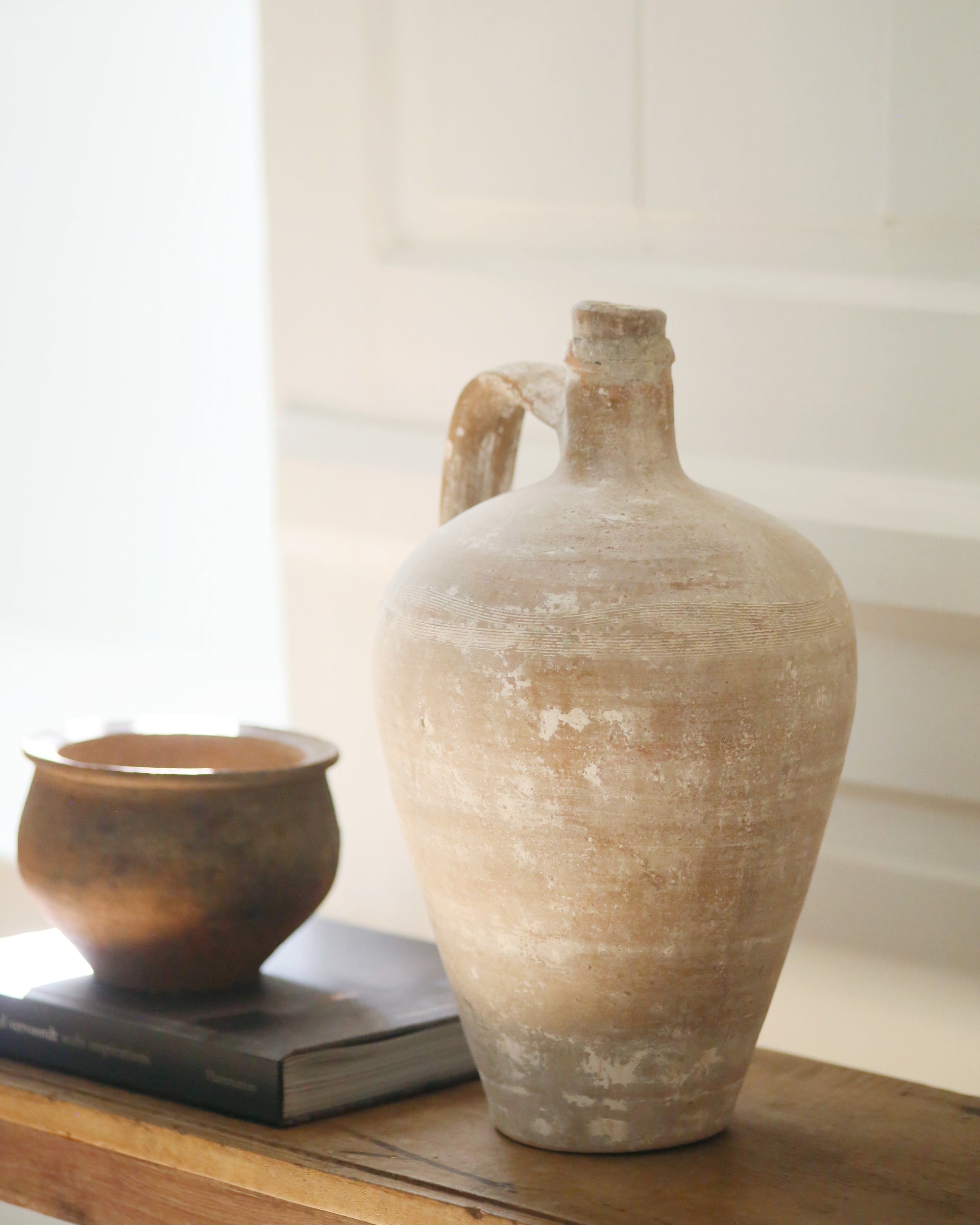 Whitewash bottle neck pot 