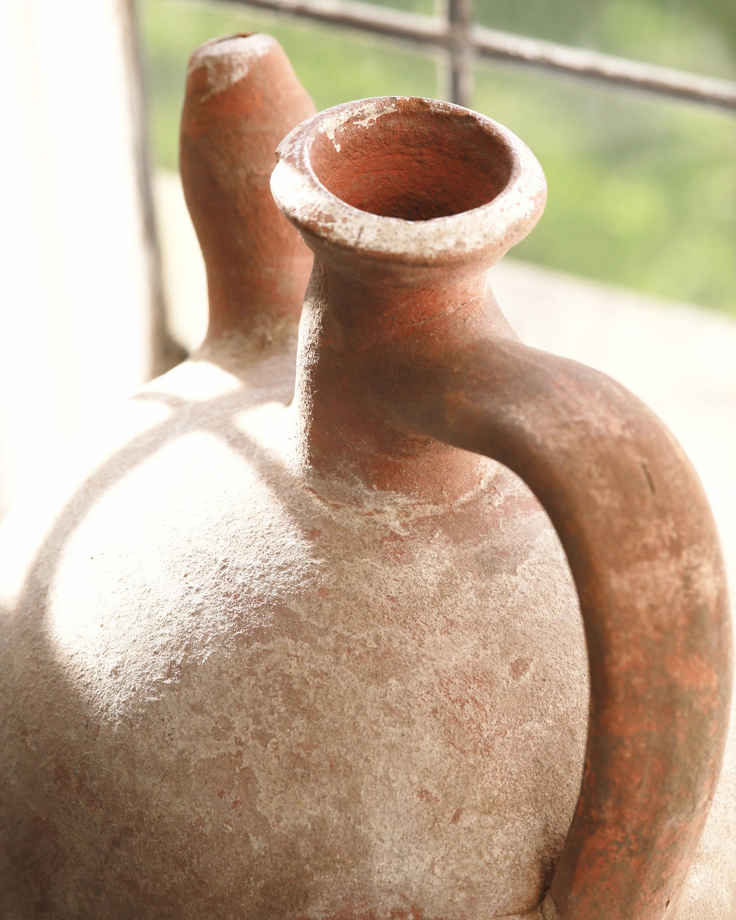 VERIA BOTTLE NECK PITCHER