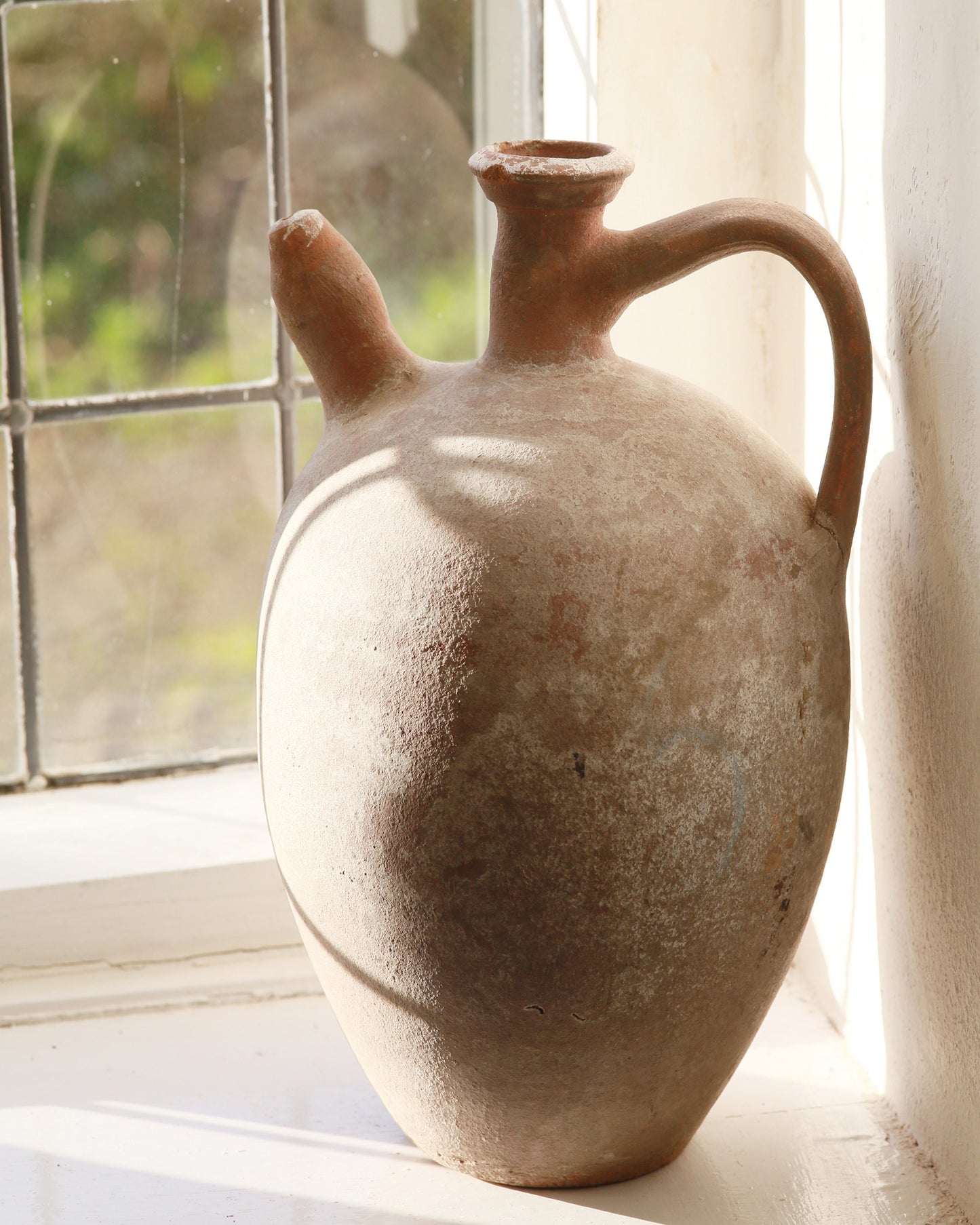 VERIA BOTTLE NECK PITCHER