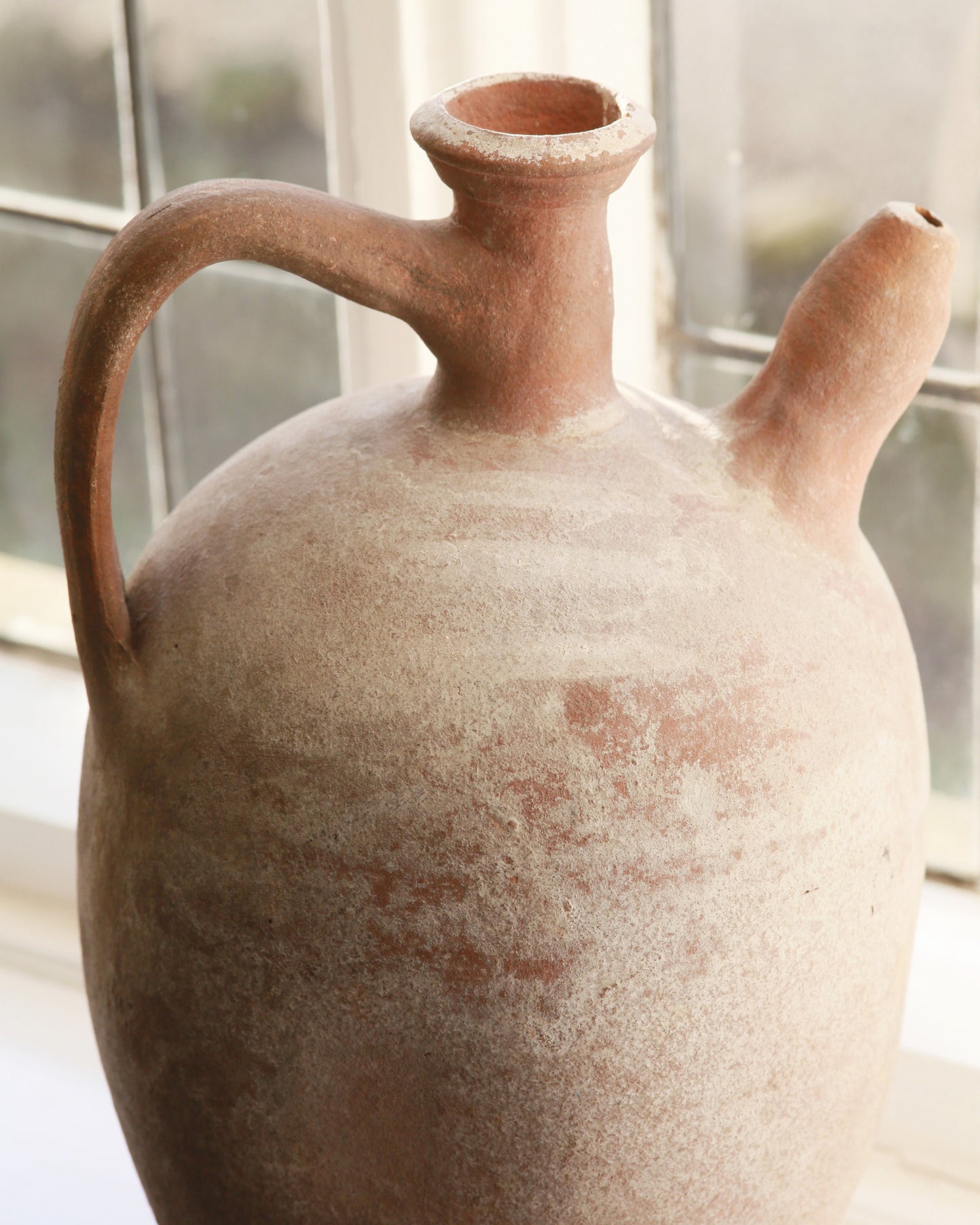 VERIA BOTTLE NECK PITCHER